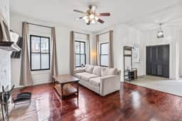 Cozy Duplex Near DT, King, 3 TVs, Walk To Dine