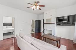 Cozy Duplex Near DT, King, 3 TVs, Walk To Dine