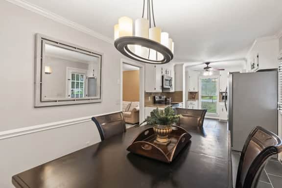 Short Drive To Ft. Jackson, Screened Porch, 3 TVs