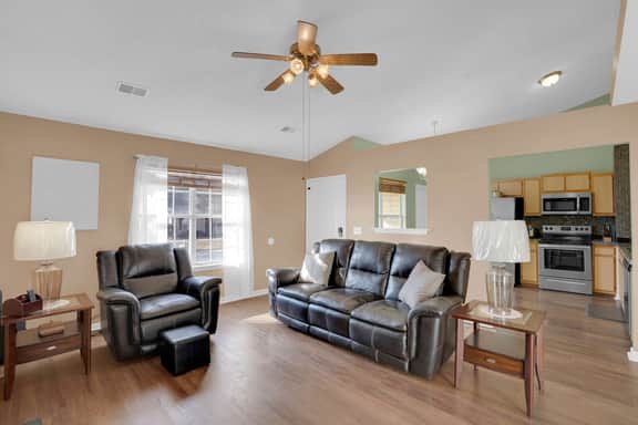 Spacious NE Columbia Home – Vaulted Ceilings & Outdoor Deck