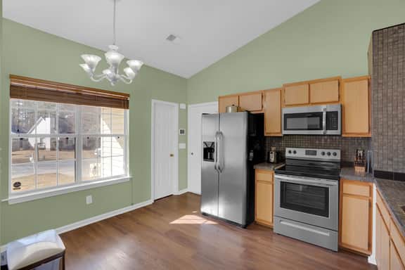Spacious NE Columbia Home – Vaulted Ceilings & Outdoor Deck