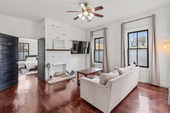 Cozy Duplex Near DT, King, 3 TVs, Walk To Dine